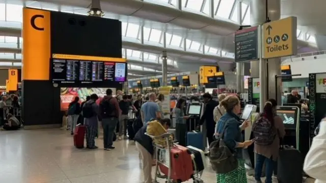 Ku kibuga c'indege ca Heathrow mu Bwongereza ku wa 20 Mukakaro mu 2024