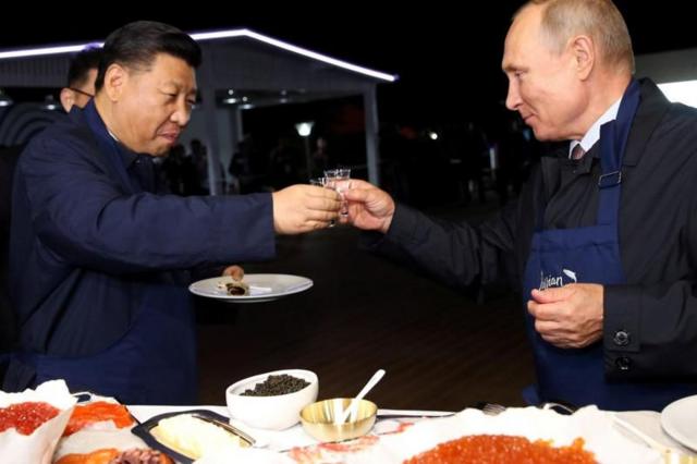 Путін та Сі випивають у Владивостоці у 2018 році
