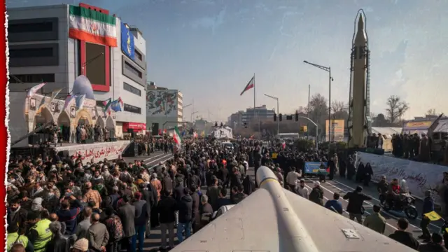 Ljudi na ulici pored drona rakete