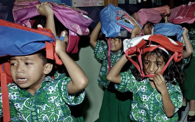 Siswa sekolah di Jakarta mengikuti simulasi bencana.