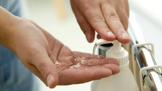 شخص يغسل يديه