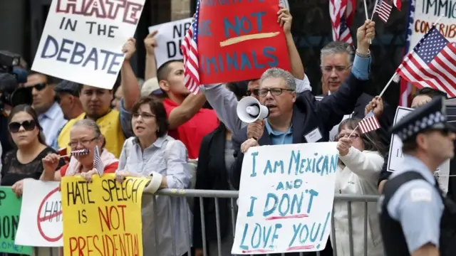 Protestorobo realsbet gratismanifestantes pró-imigração contra Trump