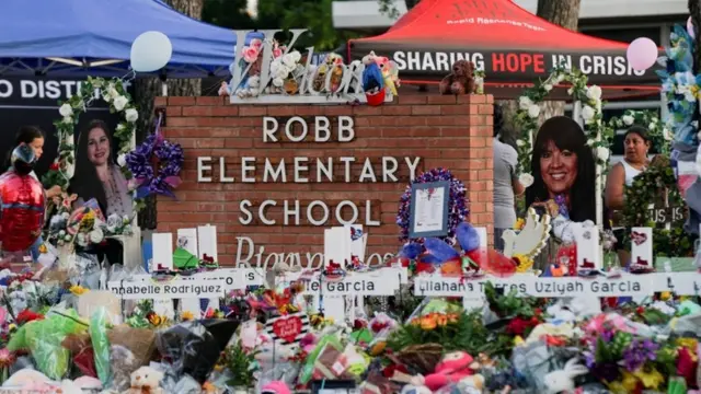 Homenaje a las víctimas de la escuela Robb, en Uvalde, Texas.