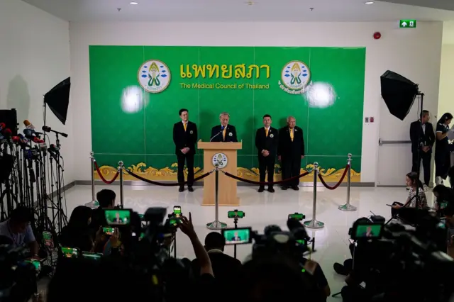 ที่ประชุมแพทยสภาเมื่อ 12 มี.ค. 2568 โหวตยืนยันคำสั่งลงโทษแพทย์ 3 คนที่เกี่ยวข้องกับกรณีชั้น 14 หลัง รมว.สาธารณสุข ใช้อำนาจ “วีโต้” ยับยั้งคำสั่งแพทยสภา แต่ไม่เป็นผล