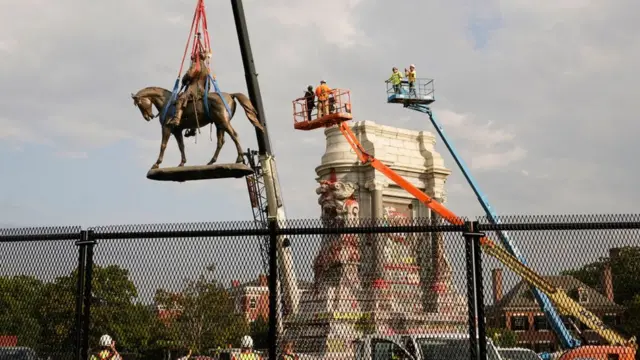 Демонтаж статуи генерала Ли