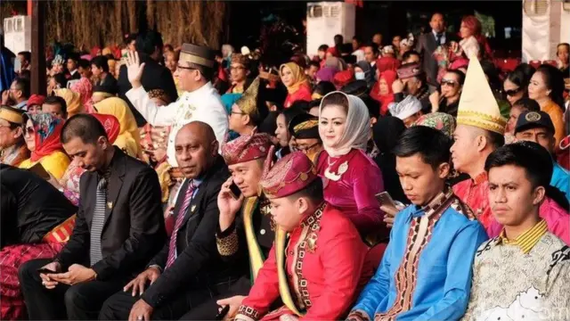 tamu negara berbaju adat