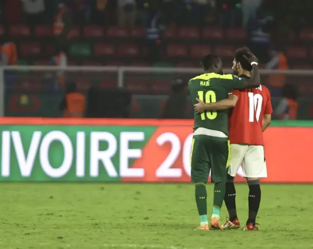 Sadio Mané (à gauche), du Sénégal, console Mohamed Salah (à droite), d'Égypte, à l'issue de la finale de la Coupe d'Afrique des Nations (CAN) 2021 opposant le Sénégal à l'Égypte au Stade d'Olembe de Yaoundé, au Cameroun, le 6 février 2022. 