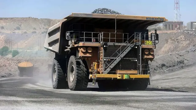 Карьерный самосвал за работой
