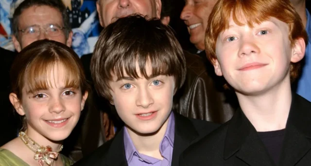 Emma Watson, Daniel Radcliffe ve Rupert Grint, serinin ilk filminin galasında görünüyor. Sene 2001