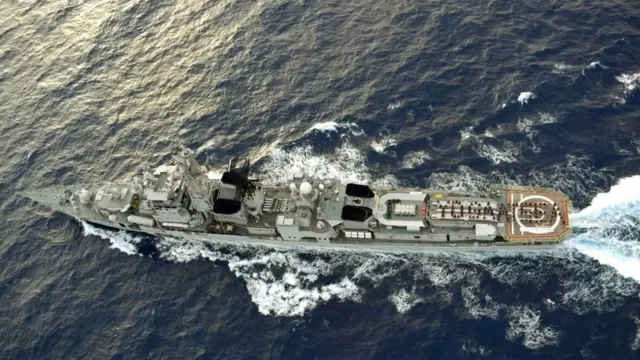 જહાજ આઇએનએસ રણવીર ઉપર યોગાસનની તસવીર