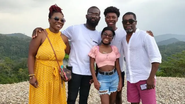 Benjamin Anom entouré de sa famille (sa femme et ses trois enfants)