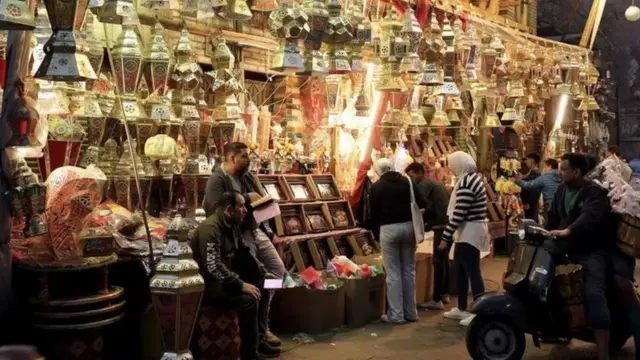 يزداد إقبال الناس على الأسواق لشراء ما يحتاجون إليه من مستلزمات لهذا الشهر