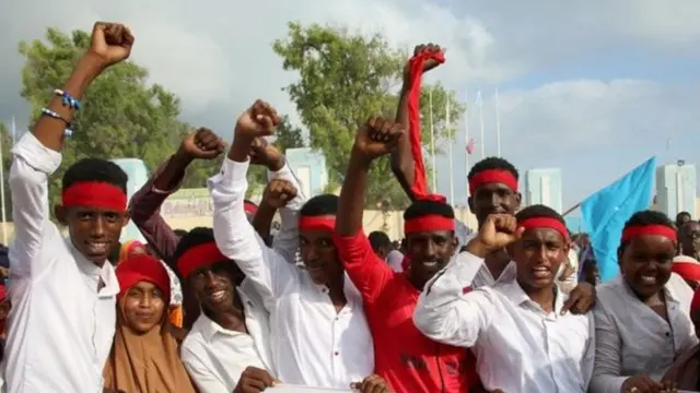 Dadka dibadbaxay waxaa u badnaa dhallinyaro; sidoo kale dadka ugu badan ee qaraxa ku dhintay waxay ahaayeeen dhallinyaro sida ka muuqatay sawirrada la baahiyay