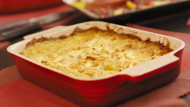 Запеканка в керамической посуде.