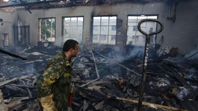 Un bombero inspecciona el gimnasio durante la operación de rescate en la escuela de Beslán.