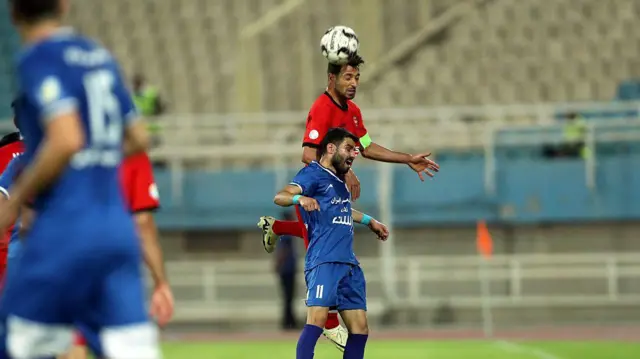 شجاع خلیل زاده در بازی با استقلال