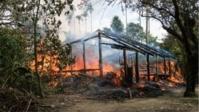 রাখাইনে জ্বালিয়ে দেয়া হয় রোহিঙ্গাদের আবাস