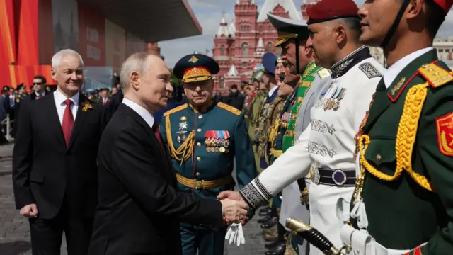 Prezydent Rosji Władimir Putin wita dowódców wojskowych po paradzie wojskowej z okazji Dnia Zwycięstwa na Placu Czerwonym w centrum Moskwy