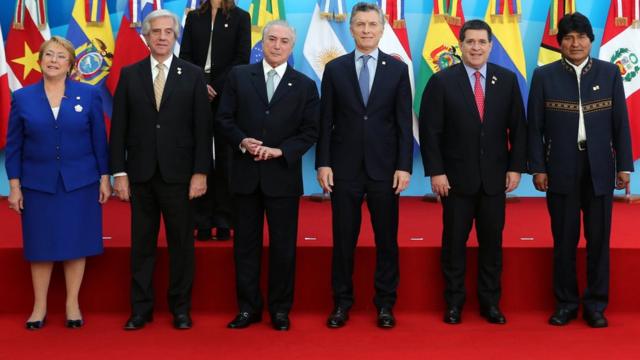 De izquierda a derecha, los presidentes Michelle Bachelet (Chile), Tabaré Vázquez (Uruguay), Michel Temer (Brasil), Mauricio Macri (Argentina), Horacio Cartes (Paraguay) y Evo Morales (Bolivia), durante una reunión del Mercosur este año.
