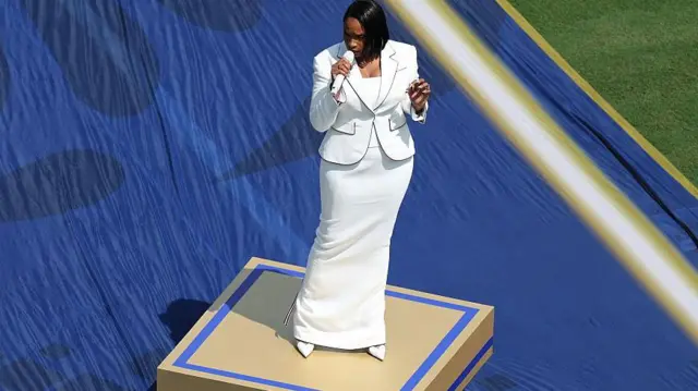 Jennifer Hudson maç öncesinde milli marşı seslendiriyor.