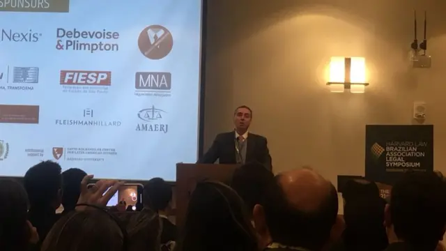 O ministro Luís Roberto Barroso dando palestraroleta milionária funcionaHarvard