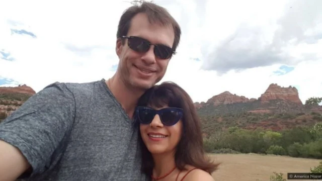 America e o marido abraçados e sorrindo para selfie,jogos de caca niqueispaisagem natural