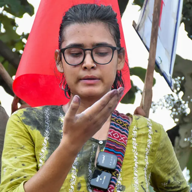 जंतर-मंतर प्रोटेस्ट से चर्चा में आईं ऑल इंडिया स्टूडेंंट्स फ़ेडरेशन (आईसा) की लीडर नेहा बोरा भी इस आंदोलन में हिस्सा लेने पहुंची थीं, हालांकि उस दौरान एक शख़्स ने उन पर स्याही फेंकी थी 