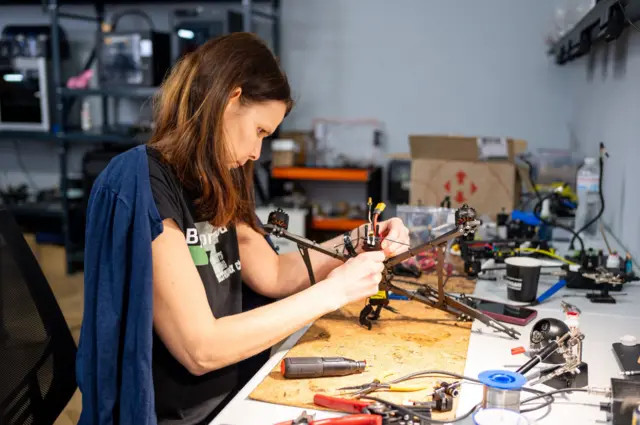 Một phụ nữ lắp ráp drone FPV trong một xưởng chế tạo máy bay không người lái, ngày 11/4/2024 tại Lviv, Ukraine