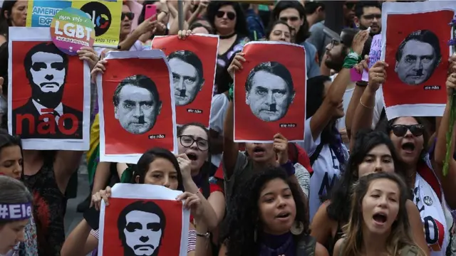 شماری از منتقدان، آقای بولسونارو را به هیتلر تشبیه کرده‌اند