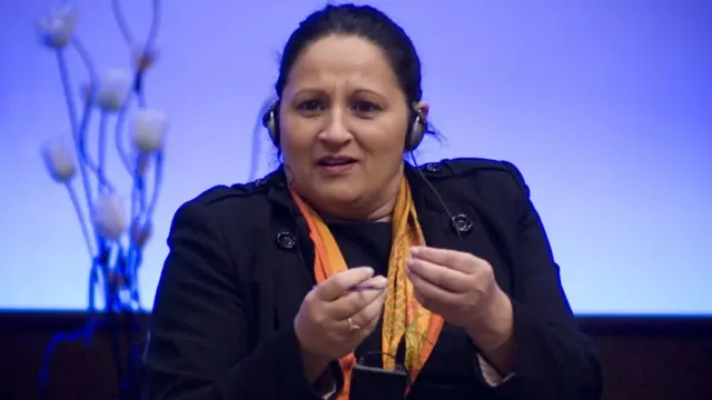 माडी शर्मा अपने आप को अंतरराष्ट्रीय वक्ता बताती हैं