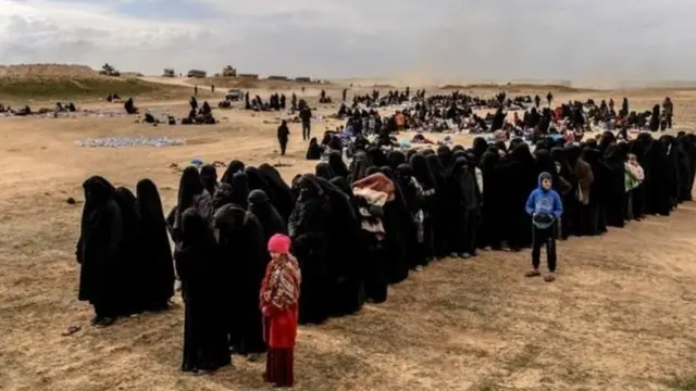 Perempuan pejuang ISIS mengancam akan membesarkan anak mereka menjadi pejuang.