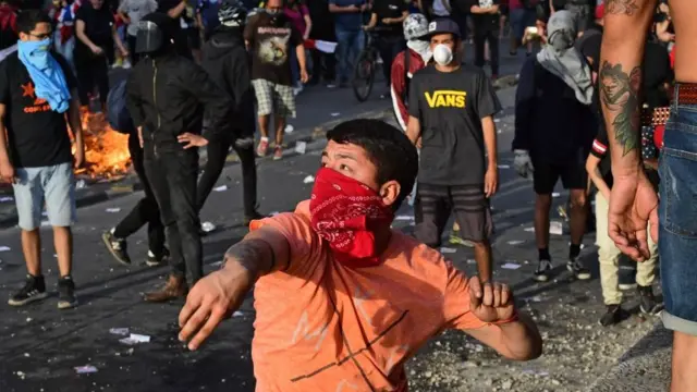 Joven en actitud agresiva.