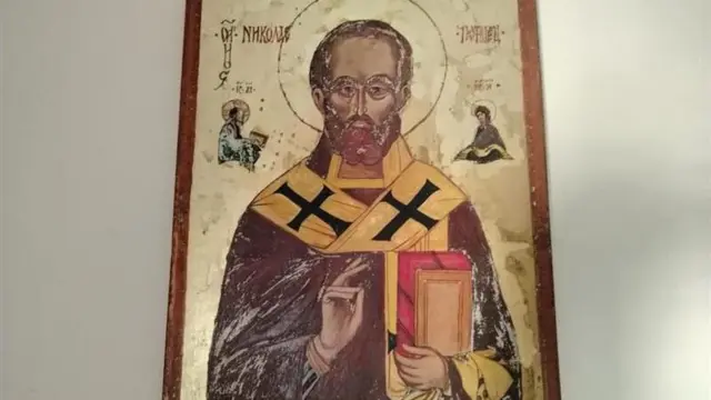 Икона Светог Николе на зиду