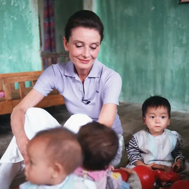 Hepburn di Hanoi pada 1990 sebagai duta besar Unicef ​​