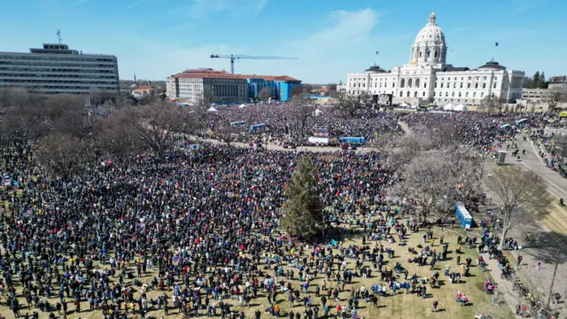 Vista aérea, feita por drone, de manifestantes reunidos no Capitólio do Estado de Minnesota durante um protesto “No Kings” 