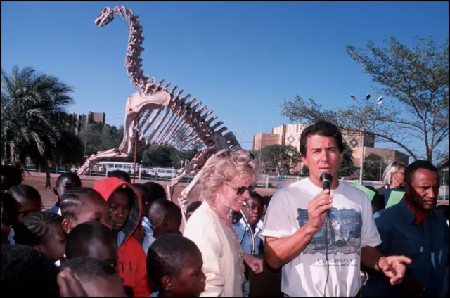 Sahara : la Vallée des Dinosaures à Niamey, Niger, en décembre 2000 - Le paléontologue américain Paul Sereno pose devant la réplique de Jobaria Tiguinsis.