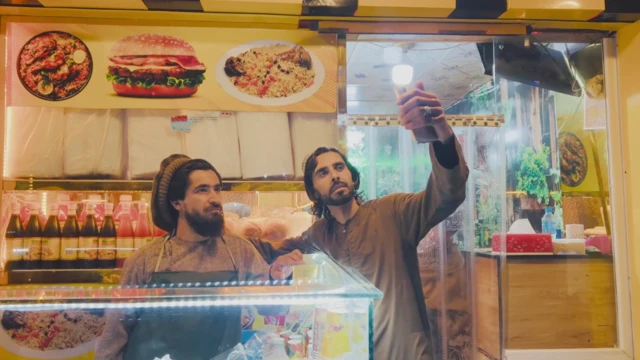 مردی با عظیم‌گل سلفی می‌گیرد