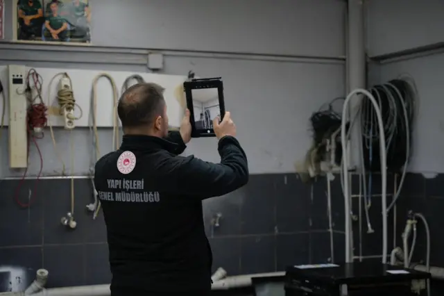 Yapı İşleri görevlisi denetim yaparken. 