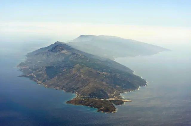 Denizde büyük bir kara parçası görünüyor. Bu bir Ege Adası