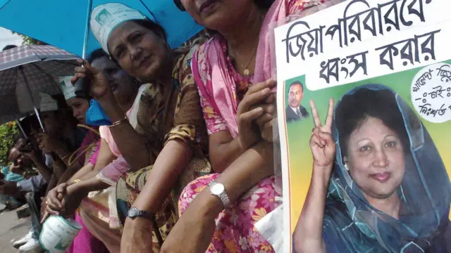 খালেদা জিয়ার মুক্তির দাবীতে সড়কে বিএনপির কর্মীদের অবস্থান।