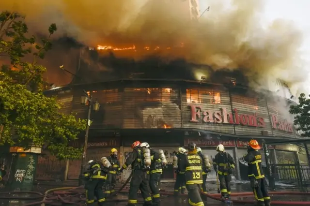Un centro comercial se incendia en Santiago