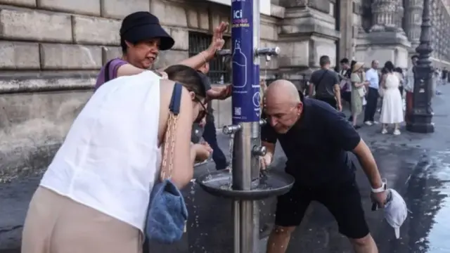 Pipo dey try cool off for water points wey di City of Paris set up