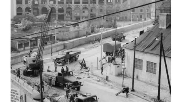 Tembok Berlin dibangun pada tahun 1961.