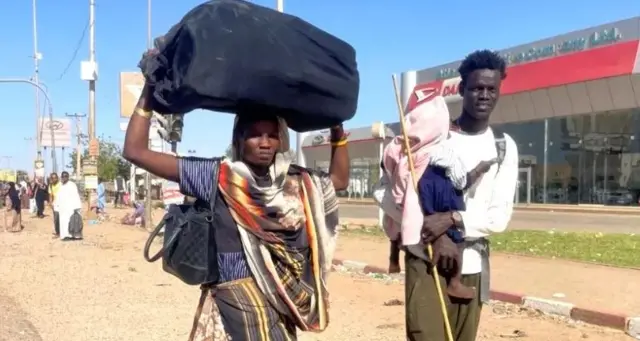 Ọtụtụ ndị mmadụ na-agba mbọ ịgbapụ Sudan dịka ọgbaghara na-adasiike ebe ahụ.