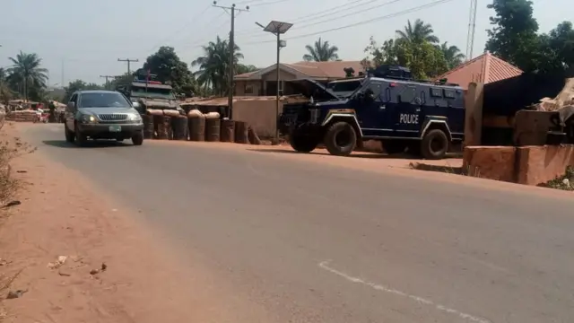 Ndị uweojii tinyere 'checkpoint' ebe a na-akwụsị ma na-enyocha ụgbọala ndị na-abata n'Ekwulobia