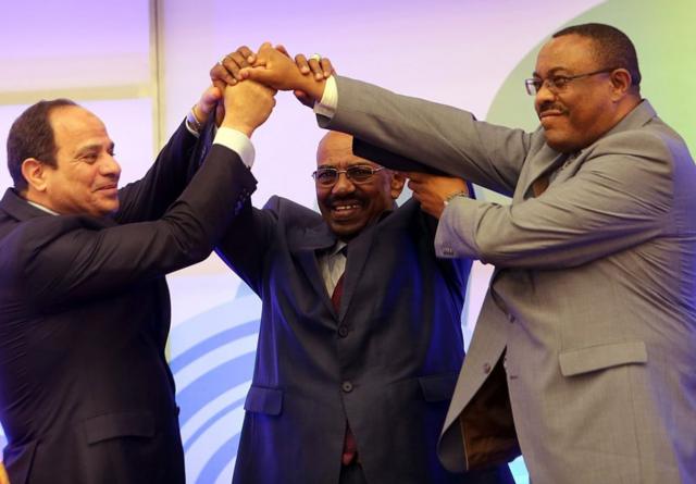 رئيس وزراء إثيوبيا آنذاك هايلي مريام ديسالين (على اليمين) والرئيسان السوداني عمر البشير والمصري عبد الفتاح السيسي