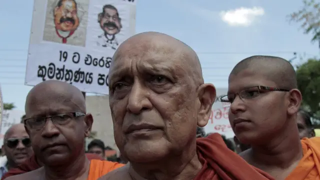 ජනාධිපති මෛත්‍රීපාල සිරිසේන බලයට පත්කිරීමට කැපවී කටයුතු කළ අපවත්වූ මාදුළුවාවේ සෝභිත හිමියන්ගේ ප්‍රධානතම ඉල්ලීම වුයේ විධායක ජනාධිපතිධුරය අහෝසිකිරීමයි.