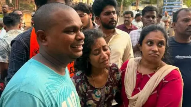  केजीएच शवगृहाबाहेर प्रणय तेजाचे आई-वडील
