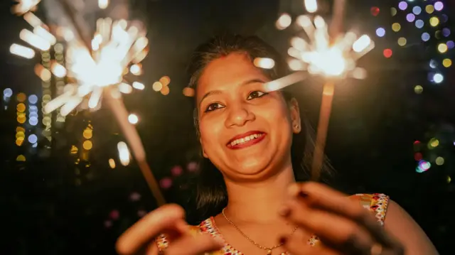 دیوالی کے موقع پر پٹاخے پھوڑے جاتے ہیں۔