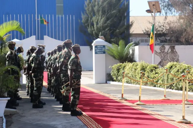 Des soldats sénégalais observent le silence lors de la 16e cérémonie de commémoration des tirailleurs sénégalais, le 08 décembre 2020 à Dakar.